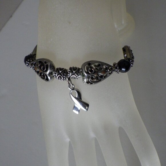 Women's Beaded Bracelet: Silver & Black, Breast Cancer  Ribbon One Size - Picture 1 of 4